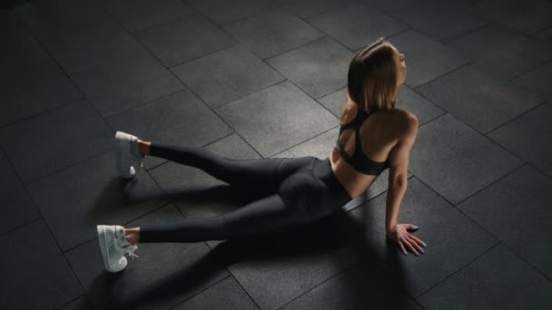 身穿黑色运动服的年轻女子在健身房做伸展运动和有氧运动 慢动作 顶视图 高质量的4K镜头 — 图库视频影像