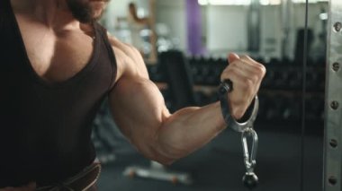 Kas sporcusu çapraz mashine 'da pazı pompalıyor. Kapat. Ağır çekim. Yüksek kalite 4k görüntü