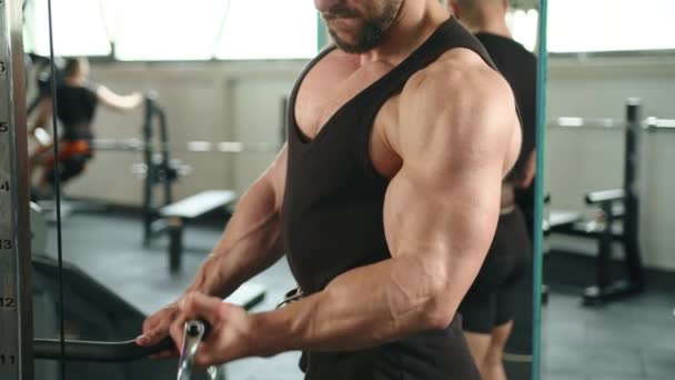 Atleta Muscular Bombea Bíceps Mashine Crossover Cerca Cámara Lenta Imágenes — Vídeo de stock