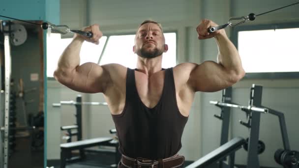 Muskelidrottaren Pumpar Biceps Crossover Mashine Titta Kameran Slow Motion Högkvalitativ — Stockvideo