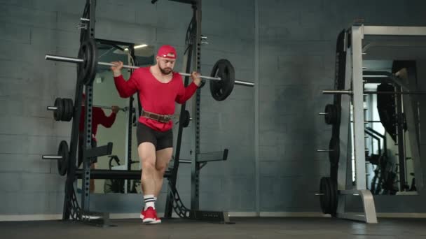 Επαγγελματική Bodybuilder Καταλήψεις Ένα Barbell Στο Γυμναστήριο Ντυμένος Κόκκινα Ρούχα — Αρχείο Βίντεο
