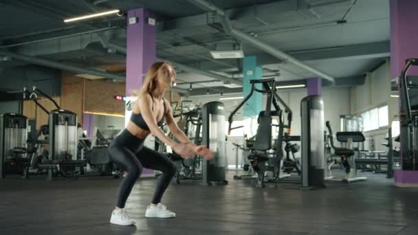Athletische Junge Frau Schwarzer Sportbekleidung Beim Aerobic Fitnessstudio Zeitlupe Hochwertiges — Stockvideo