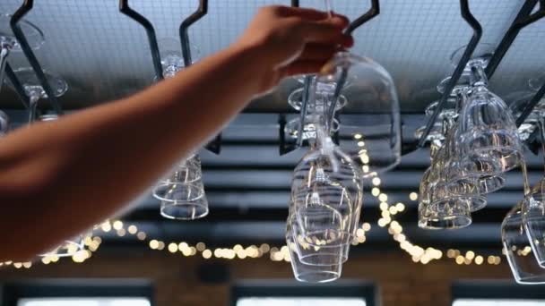 在餐馆里 干净的酒杯倒挂在酒吧架上 慢动作 高质量的4K镜头 — 图库视频影像