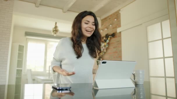 Veselá Krásná Brunetka Komunikující Přes Video Odkaz Tabletu Doma Mladá — Stock video