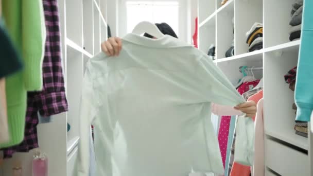 Привлекательная Юная Брюнетка Сходит Ума Выбирая Одежду Гардеробной Раздражённая Женщина — стоковое видео