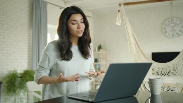 Krásná Bruneta Komunikuje Přes Video Odkaz Notebooku Sedí Stolu Obývacím — Stock video