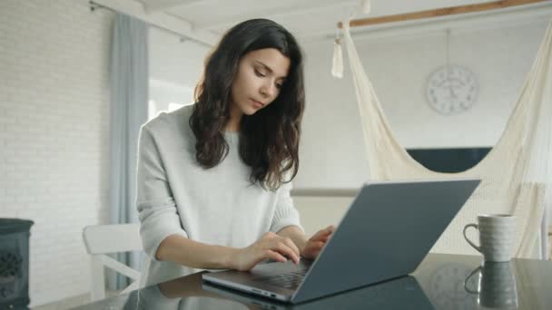 Morena Atraente Com Cabelos Cacheados Digitando Laptop Sentado Mesa Casa — Vídeo de Stock