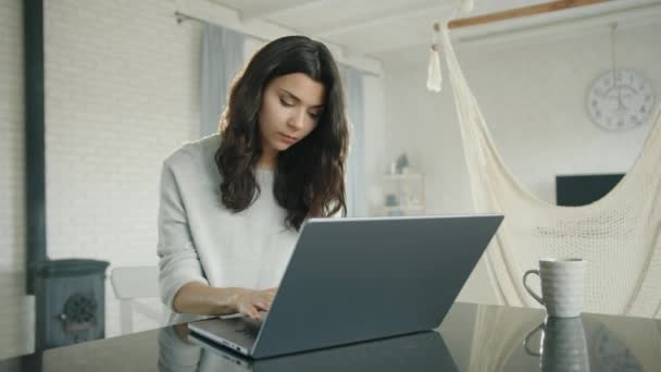 Muito Jovem Morena Está Concentrada Digitar Laptop Casa Sentado Mesa — Vídeo de Stock