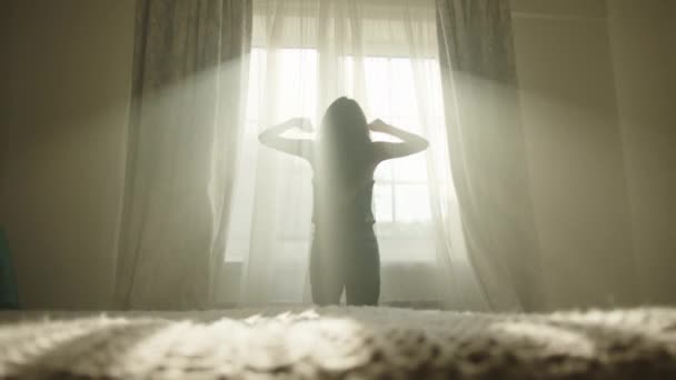 Силуэт Юной Стройненькой Женщины Открывающей Широкие Занавески Спальне Стоящей Перед — стоковое видео