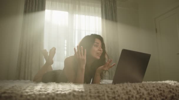 황새는 침대에 랩탑의 비디오 링크를 감정적으로 의사소통을 침실에 햇빛을 아름다운 — 비디오