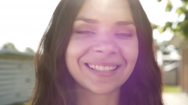Großaufnahme Einer Lächelnden Jungen Attraktiven Brünette Mit Dunkler Haut Schneeweißen — Stockvideo