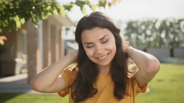 Frumos Zâmbind Tineri Bruneta Arunca Părul Creț Picioare Curte Femeia — Videoclip de stoc