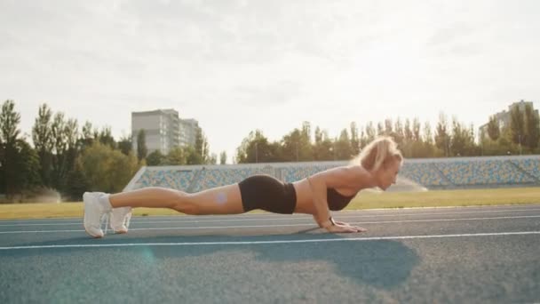 Вмістити Блондинку Тренуватися Стадіоні Сонячний День Жінка Виконує Віджимання Потепління — стокове відео