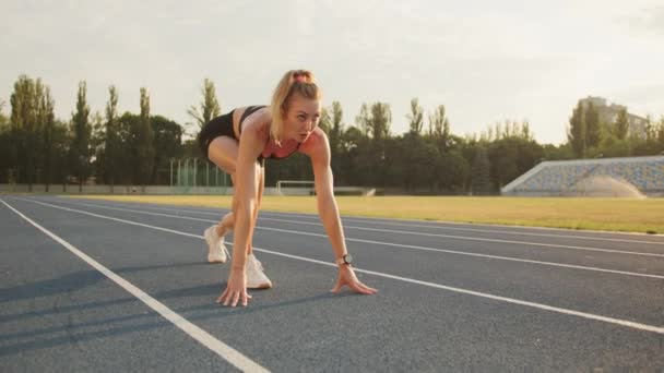 Passar Ung Blondin Förbereder Sig För Att Springa Löparbana Utomhus — Stockvideo