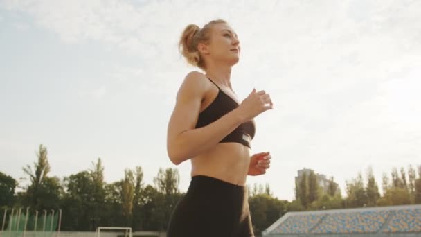 Średnie Ujęcie Atrakcyjnej Młodej Blondynki Dopasowanym Ciałem Biegającej Stadionie Kobieta — Wideo stockowe