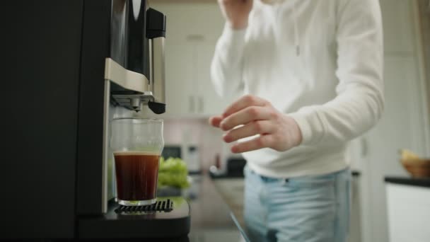 Θολή Σιλουέτα Του Αλμπίνου Έρχεται Στη Μηχανή Του Καφέ Πίνει — Αρχείο Βίντεο