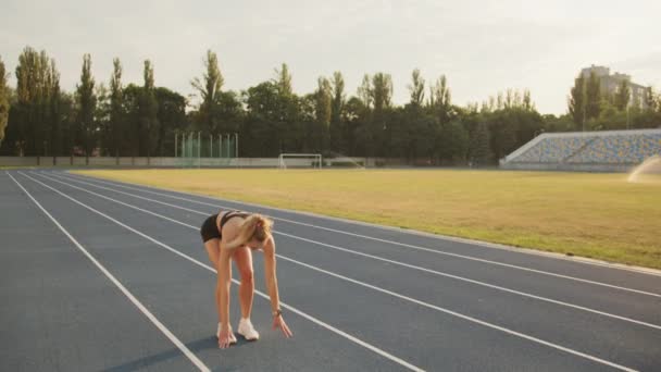 Sportif Sarışın Düşük Bir Başlangıç Yaptı Stadyumda Koşmaya Başladı Kadın — Stok video
