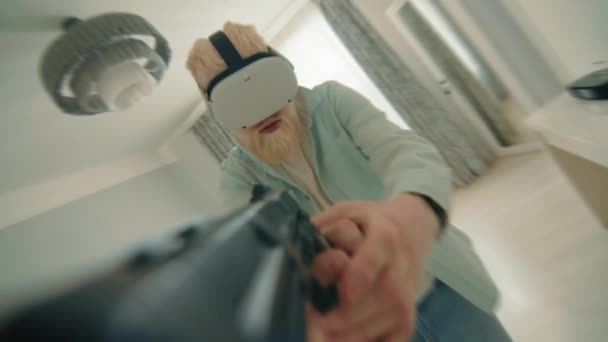 Vrヘッドセットでアルビノ男の中ショット 自宅でデジタル世界でシューティングゲームをプレイ アルビノ男の手に黒い銃の燃えるようなシルエット スパイゲーム 高品質4K映像 — ストック動画