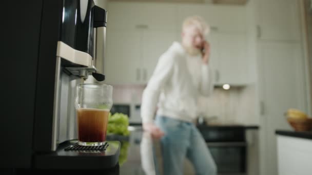 Закрыть Черную Кофемашину Приготовления Кофе Альбинос Человек Появляется Размытого Фона — стоковое видео