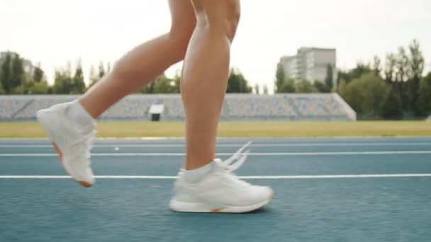 Beyaz Çorapları Spor Ayakkabılarıyla Terli Kadın Bacakları Stadyumdaki Atletizm Pistinde — Stok video