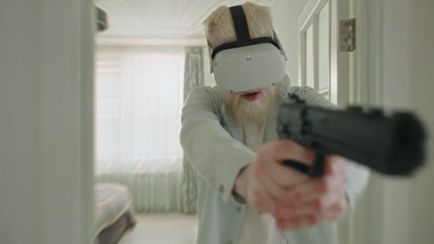 Homme Albinos Avec Gros Pistolet Jouet Noir Jouant Jeu Tir — Video
