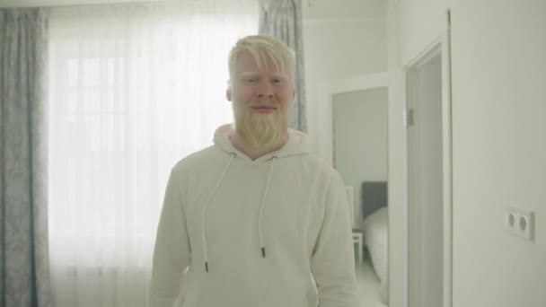 Szczęśliwy Pewny Siebie Młody Albinos Człowiek Grubą Białą Brodą Patrząc — Wideo stockowe