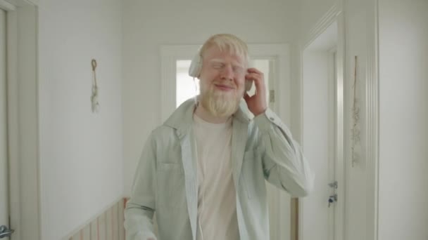 Felice Uomo Albino Barbuto Cuffie Bianche Ascoltando Musica Preferita Passeggiando — Video Stock