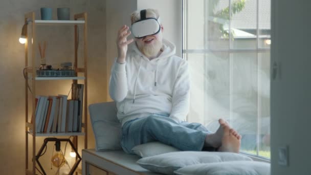 Albino Man Met Een Virtual Reality Bril Zittend Bij Het — Stockvideo
