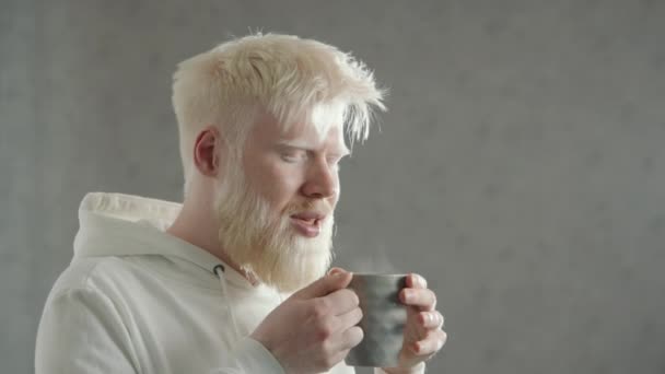 Przystojny Młodzieniec Albinizmem Pijący Herbatę Radością Zamykający Oczy Cieszący Się — Wideo stockowe