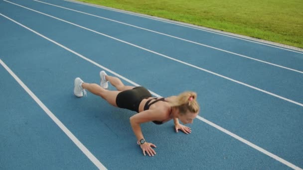 Sportief Vrouwelijk Blondje Doet Push Ups Een Hardloopbaan Het Stadion — Stockvideo