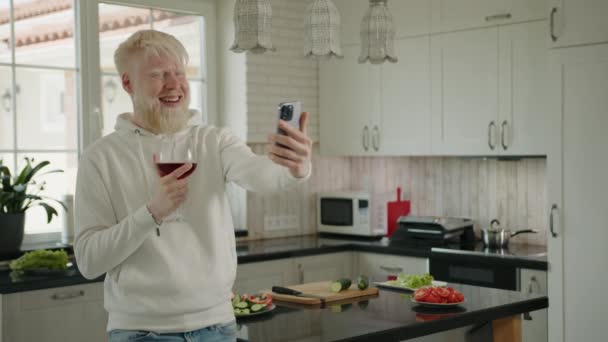 Mutlu Albino Adam Elinde Kırmızı Şarapla Akıllı Telefondan Video Konferansı — Stok video