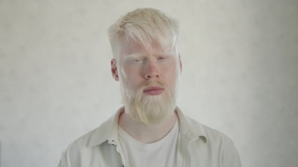 Średnie Zbliżenie Młodego Albinosa Siwymi Włosami Brodą Brwiami Niebieskimi Oczami — Wideo stockowe