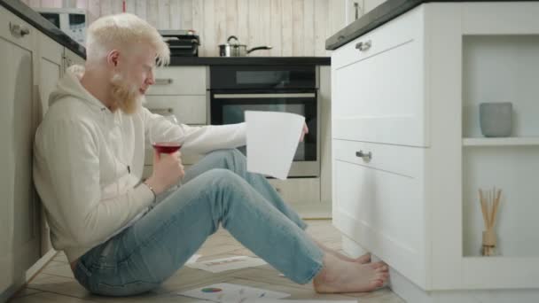 Junger Nachdenklicher Albino Mann Der Rotwein Aus Einem Glas Trinkt — Stockvideo