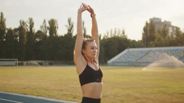 Спортивная Блондинка Расслабляется После Бега Стадионе Дыхание Молодая Женщина Поднимает — стоковое видео
