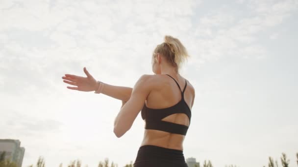Angle Bas Vue Arrière Blonde Sportive Effectuant Des Exercices Étirement — Video