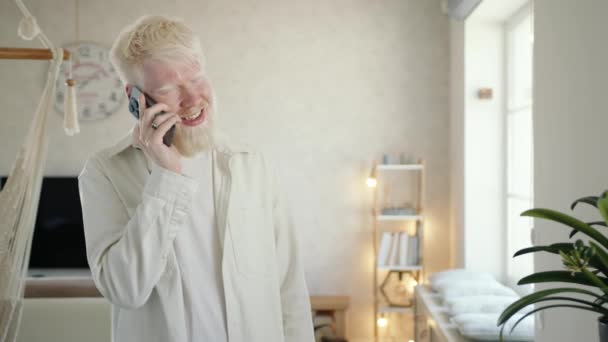 Jeune Homme Albinos Très Enthousiaste Communiquant Sur Smartphone Homme Apparence — Video