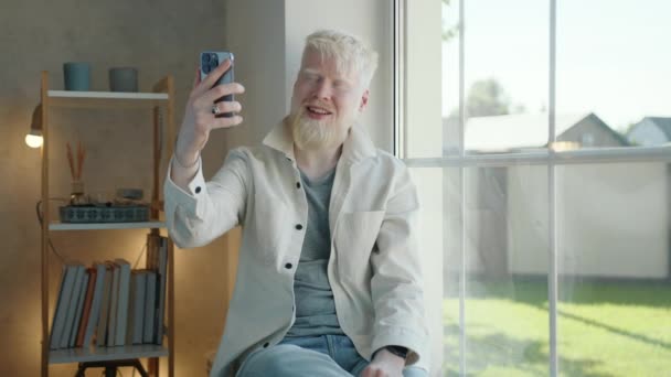 Emocionado Homem Albino Elegante Comunicando Link Vídeo Smartphone Casa Homem — Vídeo de Stock