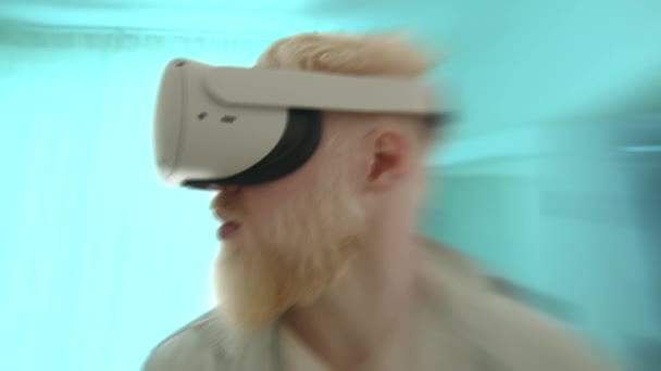 Mittlere Nahaufnahme Eines Albino Mannes Headset Unscharfer Hintergrund Wechselnde Farben — Stockvideo
