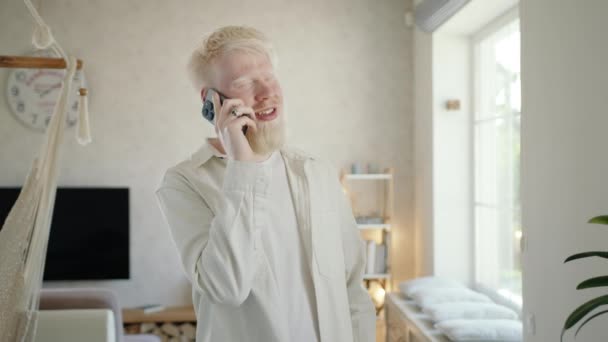 Joven Hombre Albino Tener Agradable Charla Teléfono Inteligente Pie Sala — Vídeos de Stock