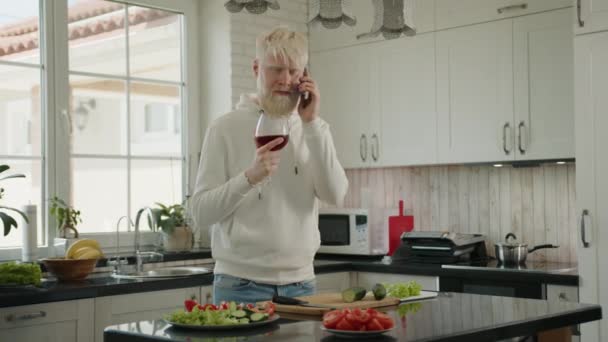 Feliz Hombre Albino Sonriente Pie Cocina Frente Gran Mesa Cocina — Vídeo de stock