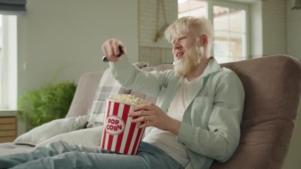 Mladý Albín Bílými Vousy Odpočívá Pohovce Prostorném Obývacím Pokoji Dálkovým — Stock video