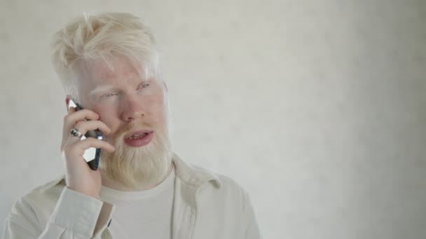 Gros Plan Moyen Homme Albinos Élégant Parlant Sur Smartphone Fond — Video