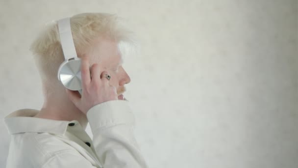 Zdjęcie Profilowe Średnie Zbliżenie Albinosa Białych Słuchawkach Białe Tło Młody — Wideo stockowe