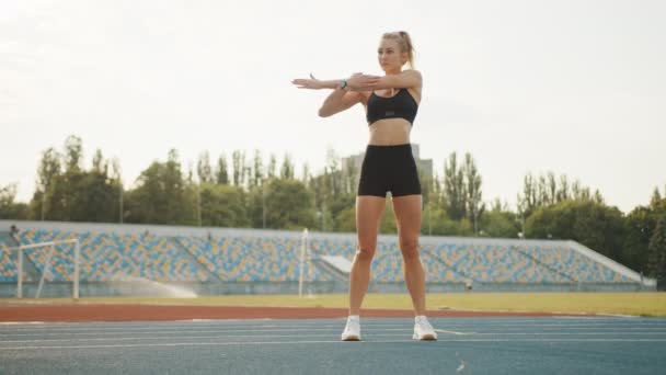 Atraktivní Blondýna Tónovaným Tělem Tenkých Šortkách Top Zahřívání Před Spuštěním — Stock video