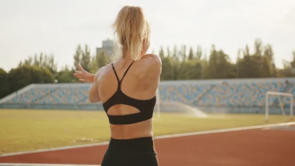Μέτριο Πλάνο Πίσω Όψη Γυμναστικής Ξανθιάς Που Κάνει Ασκήσεις Τεντώματος — Αρχείο Βίντεο