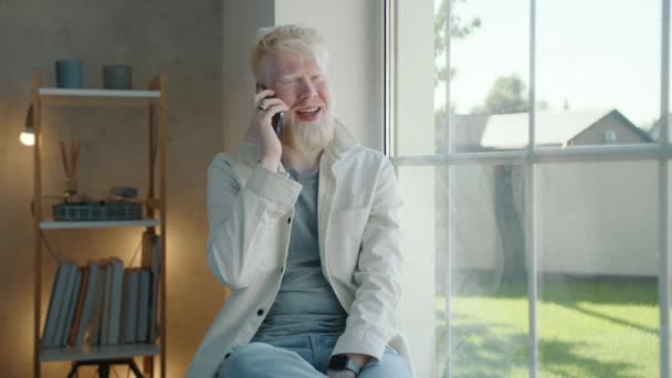Glimlachende Bebaarde Stijlvolle Albino Man Zittend Bij Het Raam Een — Stockvideo