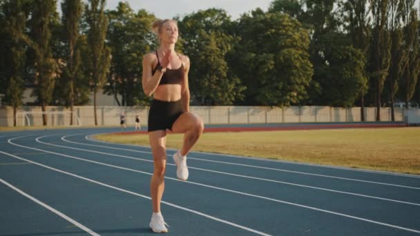 Şirin Sarışın Stadyumda Koşmadan Önce Isınıyor Çalıştığım Yerde Çalışıyorum Kadın — Stok video