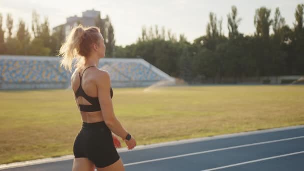 Блондинка Прогулюючись Біговій Доріжці Стадіоні Після Бігу Робить Вправи Дихання — стокове відео