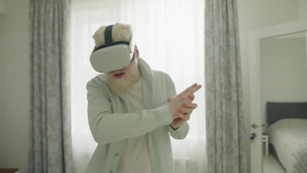 Человек Альбинос Белой Толстой Бородой Наушниках Виртуальной Реальности Играет Стрельбу — стоковое видео