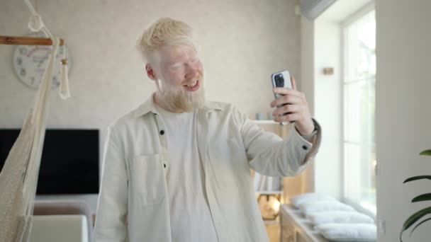 Souriant Jeune Homme Albinos Communiquant Par Liaison Vidéo Sur Smartphone — Video